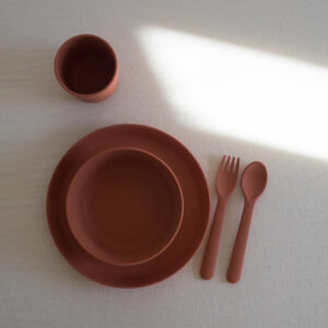 Toddler's dinnerware set, brick